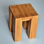 Der Massivholzhocker TAURUS von vitamin design in der Variante Kernbuche Hocker aus Holz in Kernbuche TAURUS von vitamin design