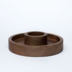 Das dunkle Walnussholz unterstreicht maßgeblich den edlen Charakter der Schmuckdose bOx von shibui Schmuckdose rund aus Holz in Walnuss - bOx von shibui