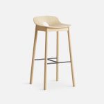 Dänischer Design Barstuhl MONO mit Lehne von WOUD in Eiche, weißpigmentiert lackiert  Design Barstuhl mit Lehne aus Holz in Eiche- MONO BAR STOOL von WOUD