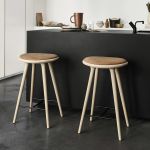 HIGH STOOL von Mater - Barhocker Designklassiker in Eiche geseift