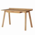 Den Schreibtisch NARA aus Holz mit Schublade von Jan Kurtz kennzeichnen klare Linien, sodass er sich fernab des eigenen Home Office auch harmonisch in andere Wohnräume einfügt Schreibtisch Eiche NARA von Jan Kurtz