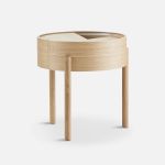 Runder Beistelltisch ARC SIDE TABLE von WOUD mit verstecktem Stauraum aus Holz in Eiche geölt ARC SIDE TABLE von WOUD - Beistelltisch mit Stauraum aus Holz in Eiche geölt