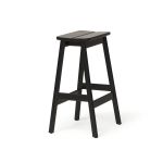Durch die stabilen Beine aus Buchenholz und den stützenden Querstreben aus Messing ist der Barhocker ANGLE STANDARD BAR STOOL von FORM & REFINE besonders robust FORM & REFINE Angle Standard Bar Stool Barhocker aus Holz in Buche schwarz gebeizt