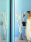 Der Garderobenständer SPAGHETTI COAT RACK von EKTA LIVING setzt auch Accessoires wie Taschen stilvoll in Szene  Garderobenständer aus Buche und Beton in dänischem Design - SPAGHETTI COAT RACK von Ekta Living