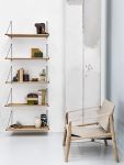 Wandregal LOOP SHELF mit Safaristuhl NOMAD CHAIR von We Do Wood Wandregal LOOP SHELF mit Safaristuhl NOMAD CHAIR von We Do Wood
