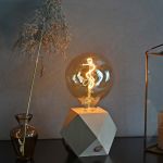 Neben den markanten Linien, prägt der Materialmix aus Holz und Glas den modernen Look der Nachttischlampe OKTO Von LeuchtNatur OKTA von LeuchtNatur - Nachttischlampe mit Glühbirne und Holzfuß