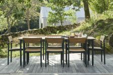 stapelbarer Armlehnstuhl für den Garten - PELAGO ARMCHAIR von Skagerak