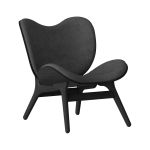 Lounge Sessel in Eiche schwarz mit Shadow BEzug - A CONVERSATION PIECE LOW LOUNGE CHAIR von UMAGE
