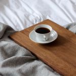 Ob als Schneidebrett, Servierbrett oder Ablage: Das große Holzbrett von Raumgestalt ist vielseitig einsetzbar  Design Küchenbrett aus Holz von Raumgestalt mit abgeschrägten Kanten