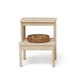 Die untere Stufe des Tritthockers A LINE STEPSTOOL von FORM & REFINE ist größer als die obere und kann so als praktische Ablage genutzt werden Tritthocker aus Eiche in dänischem Design - A LINE STEPSTOOL von Form & Refine