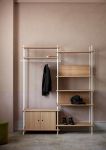 Modulares Regalsystem sHELVING SYSTEM von Moebe aus Holz in Eiche natur und weißem Metall als offene Garderobe Moebe SHELVING SYSTEM - modulares Regalsystem aus Holz und Metall als offene Garderobe