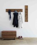 Kombination von Garderobe SCOREBOARD und Sitzbank CORRELATION beides gefertigt aus nachhaltigem Bambus Kombination von Garderobe SCOREBOARD und Sitzbank CORRELATION