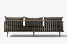 Rückansicht des skandinavischen Sofas FLY SC12 mit elegantem Holzgestell von &tradition - Abbildung in Eiche geräuchert mit Bezug in dunkelgrau Sofa Gestell Holz in Eiche geräuchert und dunkelgrau FLY SC12 von &tradition