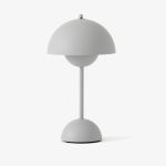 Dimmbare Tischleuchte in Matt Light Grey- Flowerpot VP9 von &Tradition
