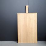 Schneidebrett aus Holz mit Saftrille und Griff von Raumgestalt