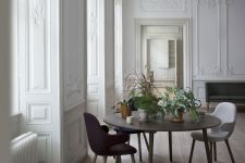 Massivholztisch rund in Eiche geräuchert IN BETWEEN SK4 von &tradition 