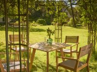 Einladende Sitzgruppe LUNA für vier Personen von Traditional Teak: den Gartentisch LUNA ergänzen vier Gartenstühle LUNA Traditional Teak - LUNA Sitzgruppe mit stapelbaren Gartenstühlen aus Holz