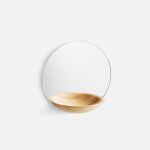 Kleiner Wandspiegel POCKET MIRROR mit Ablage aus Holz in Eiche natur von WOUD kleiner Wandspiegel mit Ablage aus Holz in Eiche - POCKET MIRROR von WOUD