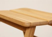Natürlich gemaserter Schemel ANGLE STOOL von FORM & REFINE im Detail Klappbarer Schemel aus Holz in Eiche Detail - ANGLE STOOL von FORM & REFINE