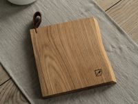 Die individuelle Maserung des Eichenholzes ist deutlich auf der Oberfläche des Schneidebrettes CHOP CHOP von Rio Lindo sichtbar - jedes Schneidebrett ist ein echtes Unikat Rio Lindo - CHOP CHOP UTTING BOARD Holz Schneidebrett in Eiche mit Henkel