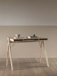 Schlicht und gut durchdacht: mit seinen 3 großen Fächern bietet der Schreibtisch FIELD DESK von We Do Wood ausreichend Stauraum für Unterlagen und Co. Designer Schreibtisch aus Eichenholz FIELD DESK von We Do Wood