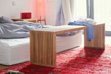 Auch im Schlafzimmer kommt die Holzbank TIVOLI von Jan Kurtz als flexible Sitzgelegenheit und praktische Ablage zum Einsatz Gartenbank ohne Lehne Teak TIVOLI von Jan Kurtz