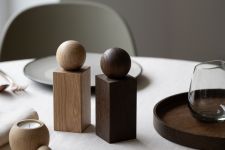 Dekorativ & funktional: Die Gewürzmühlen TWIST von applicata aus FSC-zertifiziertem Eichenholz Gewürzmühle aus Eiche Twist von applicata