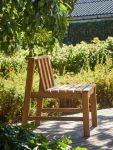 Die geneigte Rückenlehne trägt maßgeblich zum Komfort des Gartenstuhls PLANK von Skagerak bei  Gartenstuhl aus Teakholz - PLANK CHAIR von Skagerak