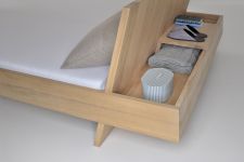 Die Ablage an der Rückseite des Bettes SOMNIA ist nützlich, um verschiedene Gegenstände wie Bücher, Decken oder Ähnliches zu verstauen Bett schwebend in Eiche gekalkt SOMNIA von vitamin design