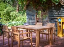 Zeitlos schönes Gartenmöbel-Set MAXIMA aus Teakholz von Traditional Teak für 4 Personen modernes Gartenmöbel-Set aus Holz in Teak - MAXIMA von Traditional Teak
