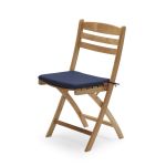 Klappbarer Balkonstuhl SELANDIA aus Teak von Skagerak mit passender Auflage in Marineblau Balkonstuhl klappbar aus Teak mit Auflage in Marine - SELANDIA von Skagerak