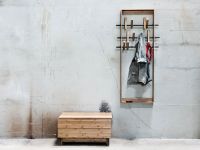 Wandgarderobe im Holz Design - We Do Wood's COAT FRAME mit Sitzbank CORRELATION aus Bambus Wandgarderobe COATFRAME aus Holz von WE DO WOOD