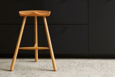 Design Barhocker mit Schalensitz aus Holz - SHOEMAKER CHAIR NO. 68 von FORM & REFINE