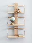 Dezent geschmückt passen die Wandregale WOOD WALL SHELF in Arbeits- und Kinderzimmer. Design Wandregal aus Eiche - WOOD WALL SHELF von Andersen Furniture