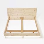 Standardmäßig bestehen die Verbindungselemente des Betts ANNA WOOD von Sixay aus Metall - auf Wunsch sind die Verbinder aber auch aus Holz erhältlich schlichtes Massivholzbett mit schrägem Kopfteil - ANNA WOOD von Sixay