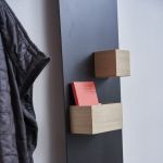 Detailansicht mit Aufbewahrungsboxen der Magnetwand schwarz KARTENWAND von Raumgestalt 