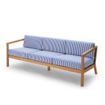 3-Sitzer Outdoor Sofa VIRKELYST von Skagerak aus FSC-zertifiziertem Teakholz mit seeblau gestreiften Polstern Outdoor Sofa 3-Sitzer aus Holz in Teak - VIRKELYST 3-SEATER von Skagerak