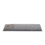 Das Lederband hält das weiche, wollene Kissen auf der Sitzfläche der Holzbank GEORG BENCH von Skagerak Skagerak GEORG BENCH - Designer Holzbank mit Sitzbezug aus Wolle in hellgrau