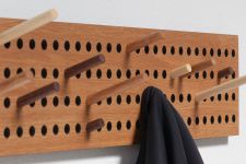 Die Holzpins können nach Belieben in den vorgesehen Löchern der Design Garderobe SCOREBOARD von We Do Wood platziert werden Detail der Design Garderobe in Eiche mit Holzpins - SCOREBOARD von We Do Wood