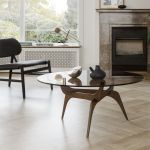 Organische Formen, ausgewählte Materialien und eine hochwertige Verarbeitung machen den TRIIIO COFFEE TABLE von Brdr. Krüger zu einem echten Highlight TRIIIO COFFEE TABLE von Brdr. Krüger - Couchtisch aus Massivholz und Glas