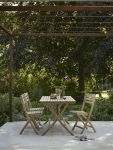 Moderner Terrassenstuhl SELANDIA aus Teakholz mit dem Gartentisch SELANDIA von Skagerak Skagerak SELANDIA - Teak Terrassenstuhl klappbar
