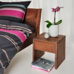 Der aus Massivholz gefertigte Nachttisch MENA von vitamin design in der Variante Nussbaum geölt.  Nachttisch aus Holz in Nussbaum geölt - MENA von vitamin design