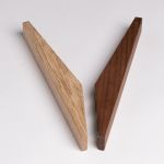 Designer Wandhaken in Eiche und Walnuss TANGENT 1 von Hoigaard