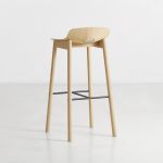 Dänischer Design Barstuhl MONO mit Lehne von WOUD in Eiche, weißpigmentiert lackiert von hinten Rückansicht des Design Barstuhls mit Lehne aus Holz in Eiche - MONO von WOUD