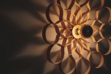 Detailansicht der Wandleuchte ARAME aus Holzfurnier in der Holzart Esche Wandleuchte aus Holzfurnier (Detailansicht) von Tom Raffield - ARAME