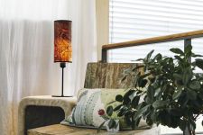 Designer Tischleuchte mit zylindrischem Lampenschirm aus Holzfurnier - ARBOREUS von LeuchtNatur