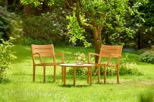 Der runde Garten Couchtisch MANON von Traditional Teak für den Außenbereich fügt sich harmonisch in den natürlich gestalteten Außenbereich ein runder Garten Couchtisch aus Holz in Teak - MANON TABLE von Traditional Teak