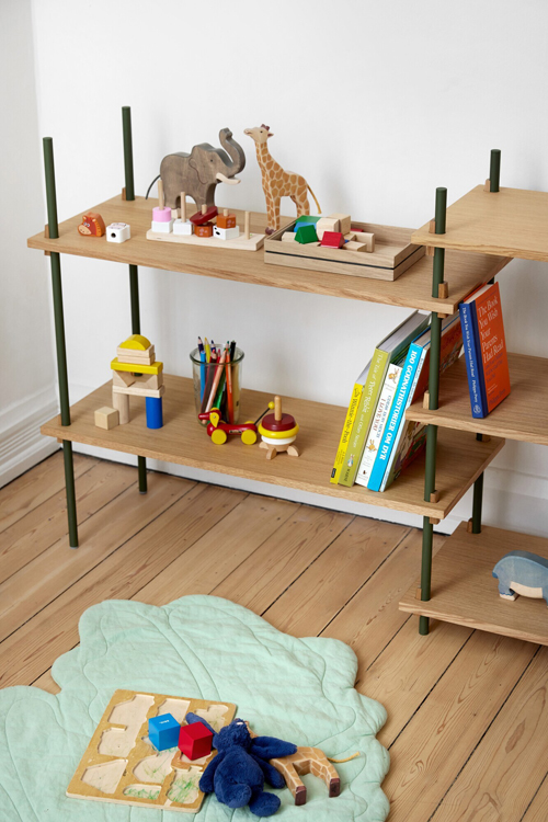 MOEBE SHELVING SYSTEM Regal in Eiche mit grünen Metallelementen im Kinderzimmer