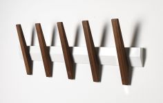 Garderobenleiste Design in weiß und Nussbaum TANGENT 5 von Hoigaard
