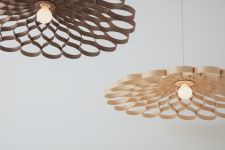 Aus Eschenholzfurnier gefertigte Pendelleuchte ARAME in flacher Form Pendelleuchte flach aus Esche von Tom Raffield - ARAME